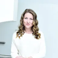 Porträt von Julia Dinos, M. Sc. in Psychologie (2022)